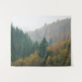 Nevelig herfstbos verdwijnt in de mist wandkleed (Voorkant (horizontaal))