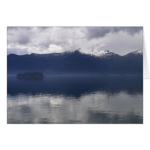Nevelige Alaskische Zee in tinten blauw