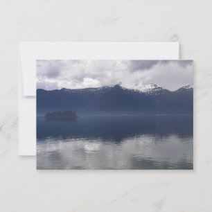 Nevelige Alaskische Zee in tinten blauw