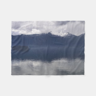 Nevelige Alaskische Zee in tinten blauw Fleece Deken