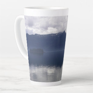 Nevelige Alaskische Zee in tinten blauw Latte Mok