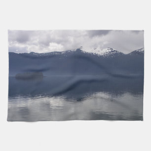 Nevelige Alaskische Zee in tinten blauw Theedoek