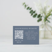 Nevelige Berg Blauw Grijs Witte Elegante Web QR Informatiekaartje (Staand voorkant)
