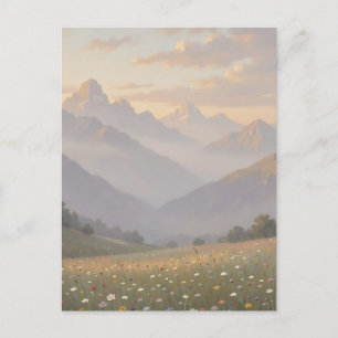 Nevelige bergweide met wilde bloemen bij zonsopgan briefkaart
