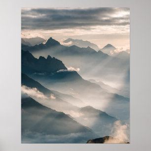 Nevelige dageraad in de Zwitserse Alpen Poster