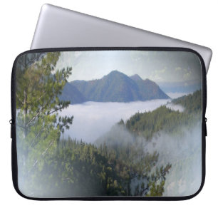 Nevelige mist over de bergen... laptop sleeve