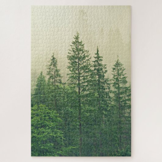 Nevelige Mistige Groene Dennenbomen Foto Legpuzzel (Verticaal)