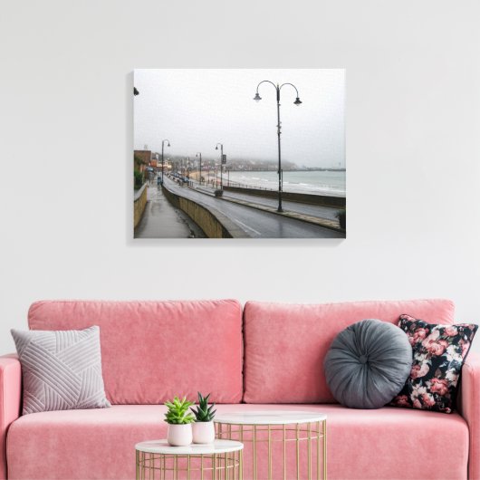 Nevelige ochtend bij Scarborough Canvas Afdruk (Insitu (Woonkamer))