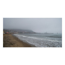 Nevelige ochtend op South Bay Beach, Scarborough Perfect Poster