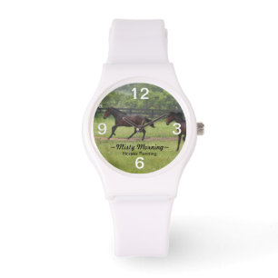 Nevelige ochtendPaarden die Horloge in werking