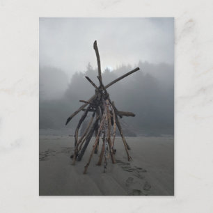 Nevelige strand Driftwood Beeldhouwwerk Teepee Mis Briefkaart