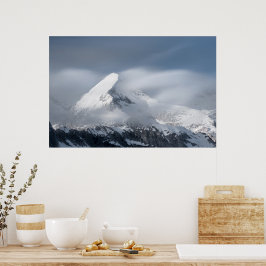 Nevelige wolken boven berg Grintovec, Slovenië Poster