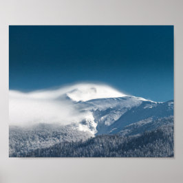 Nevelige wolken boven besneeuwde berg Snežnik, Slo Poster