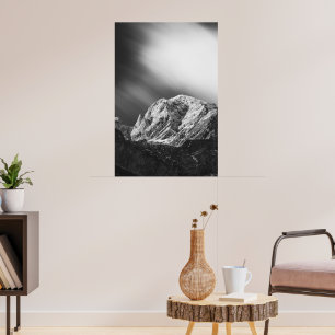 Nevelige wolken boven de bergen in zwart-wit poster