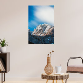 Nevelige wolken boven de bergen poster