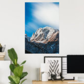 Nevelige wolken boven de bergen poster (Thuiskantoor)