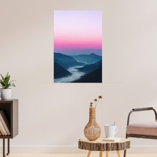 Nevelrivier die bij zonsopgang door de bergen stro poster