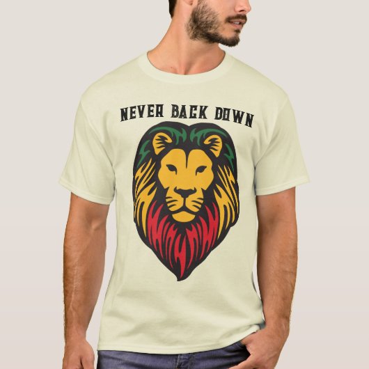 Never Back Down beroemd gemaakt door Lion Strength T-shirt (Voorkant)