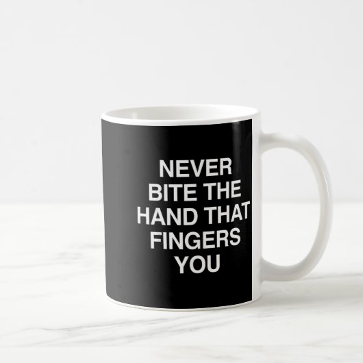 Never Bite The Hand That Fingers You Funny Sarcasm Koffiemok (Rechts)