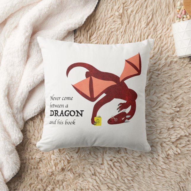 Never come between a dragon and his book kussen (Deken)