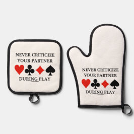 Never Criticize Your Partner During Play Bridge Ovenwant & Pannenlap Set