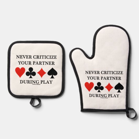 Never Criticize Your Partner During Play Bridge Ovenwant & Pannenlap Set (Voorkant)