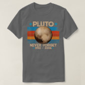 Never Forget Pluto T-shirt (Design voorkant)
