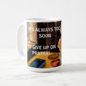 NEVER GIVE UP ON PRAYER KOFFIEMOK (Voorkant links)