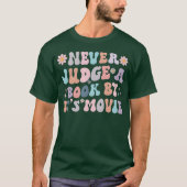 Never Judge A Book By Its Movie Retro Reading retr T-shirt (Voorkant)
