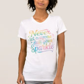Never Let Anyone Dull Your Sparkle – Tie Dye T-shirt (Voorkant)