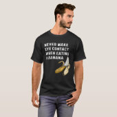 Never Make Eye Contact When Eating a Banana  Innue T-shirt (Voorkant volledig)