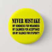 NEVER MISTAKE RONDE BUTTON 5,7 CM (Voorkant)