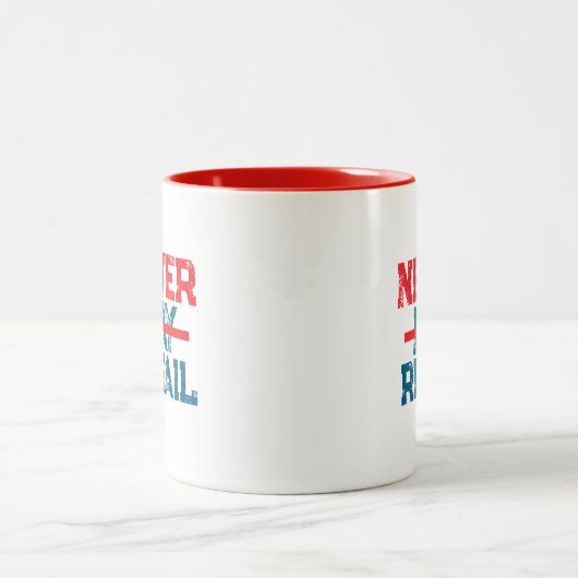 Never Pay Retail – Bold Shopper Statement Tee Tweekleurige Koffiemok (Center)