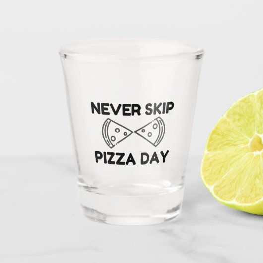 Never Skip Pizza Day Shot Glas (Voorkant)