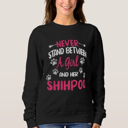 Never Stand Between A Girl And Her Shihpoo Dog Sho Trui (Voorkant)
