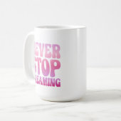 Never Stop Dreaming - retro roze inspirerend Koffiemok (Voorkant links)