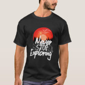 Never Stop Exploring Retro Sunset Hiking Adventure T-shirt (Voorkant)