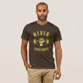 Never Surrender mannen Vrouwen Classic T-shirt (Voorkant volledig)