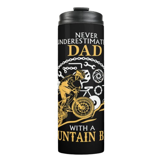 Never Underestimate A DAD With A Mountain Bike _ D Thermosbeker (Voorkant)