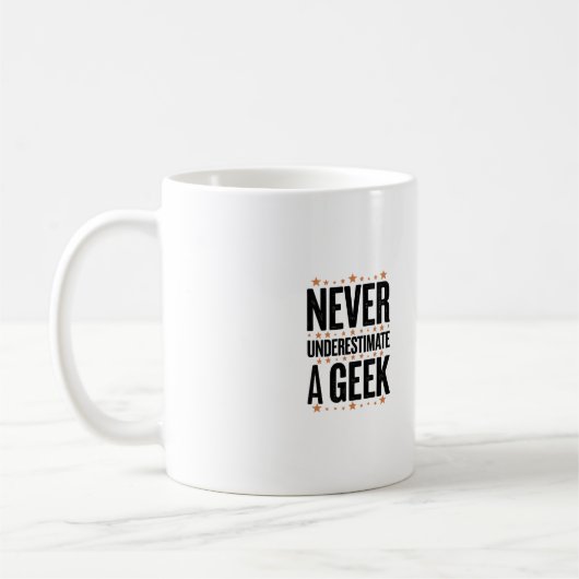 never underestimate a geek koffiemok (Links)