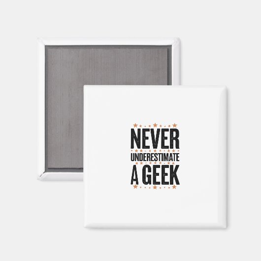 never underestimate a geek magneet (Voorkant / Achterkant)