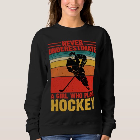 Never Underestimate A Girl Who Plays Hockey Funny  Trui (Voorkant)