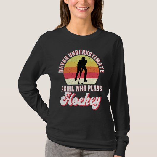 Never Underestimate A Girl Who Plays Hockey Retro  T-shirt (Voorkant)