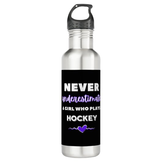 Never underestimate a girl who plays hockey. waterfles  (Voorkant)