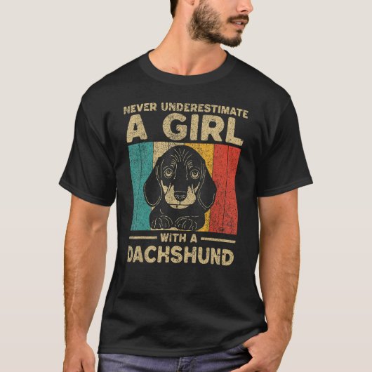 Never Underestimate A Girl With A Dachshund T-shirt (Voorkant)
