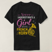 Never Underestimate A Girl With A French Horn Wome T-shirt (Design voorkant)