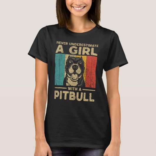 Never Underestimate A Girl With A Pitbull T-shirt (Voorkant)