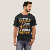 Never Underestimate a Girl with a Saxophone Saxaph T-shirt (Voorkant volledig)