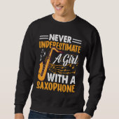 Never Underestimate a Girl with a Saxophone Saxaph Trui (Voorkant)