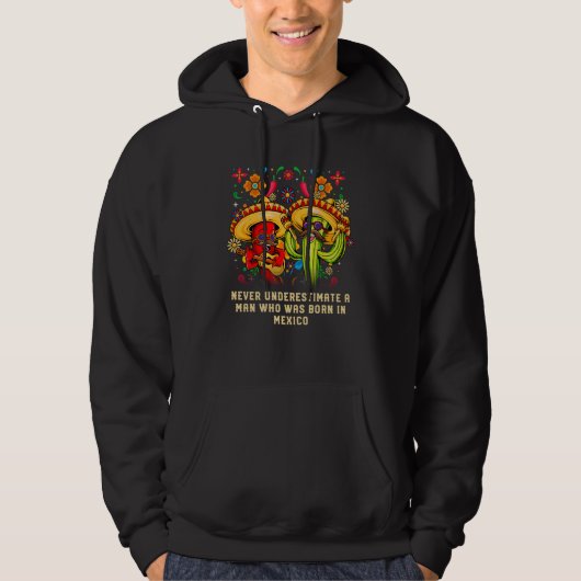 Never Underestimate a Man Born in Mexico Patriotic Hoodie (Voorkant)